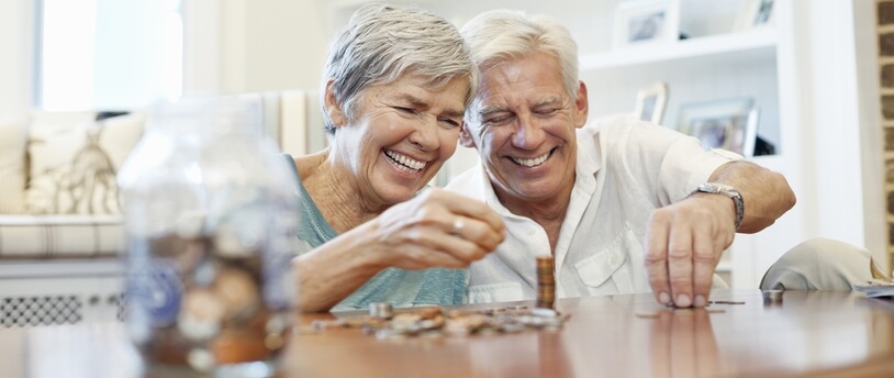 пенсионеры складывают монеты