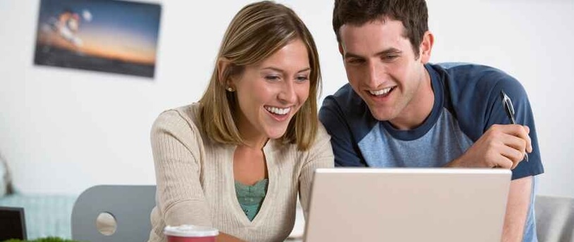 мужчина и женщина сидят за компьютером