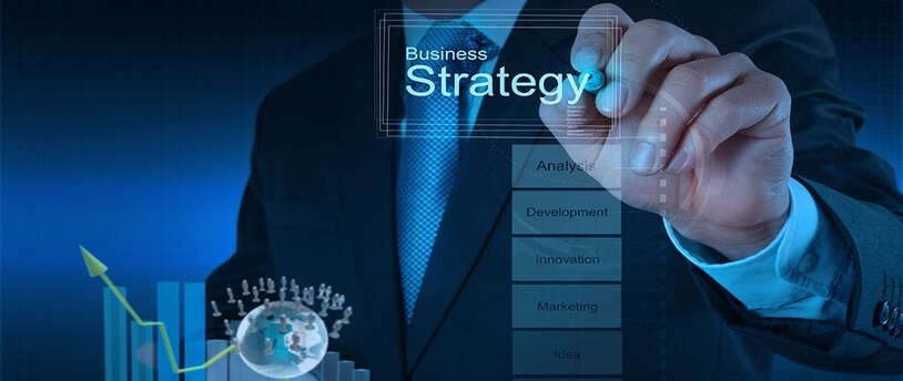 надпись "Бизнес-стратегия" на виртуальном экране