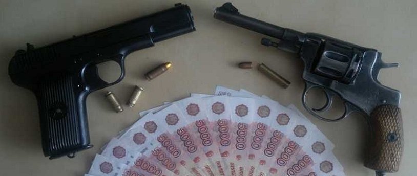 два пистолета и денежные купюры